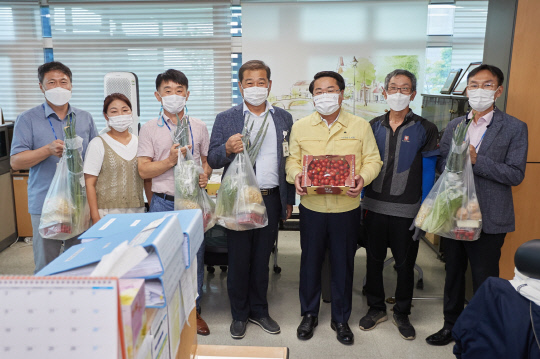 학교 급식용 친환경 농산물을 구매한 아산시청 직원들 기념사진. 사진=아산시 제공
