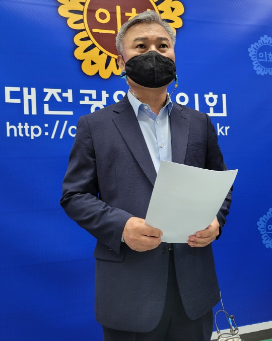 정기현 대전시의원이 29일 대전시의회에서 열린 기자회견에서 내년 지선에서의 대전시장 출마를 선언하고 있다. 사진=강정의 기자
