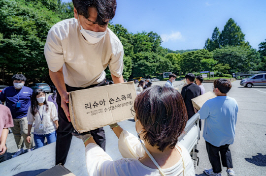 최근 독거노인들에게 코로나19 방역물품 지원에 나선 대전시사회서비스원 직원들이 방역물품을 나눠주고 있다. 사진=대전시사회서비스원 제공
