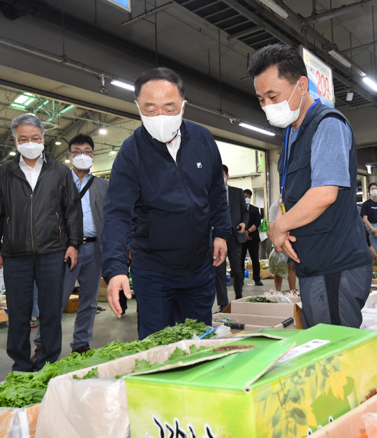 홍남기 경제부총리 겸 기획재정부장관은 3일 대전 오정농수산도매시장을 찾아 주요 농축산물 가격·수급 동향을 점검했다. 사진=기획재정부 제공

