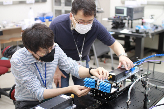 김당오 LG-KAIST 6G 연구센터 선임연구원과 권재용 한국표준과학연구원 책임연구원이 표준연에서 개발 빔포밍 시스템을 테스트 하고 있다. 사진=KAIST 제공
