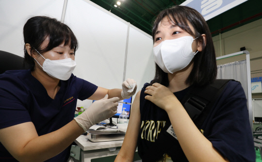 2022학년도 수능이 100여 일 앞으로 다가온 가운데 고3 수험생의 코로나19 백신 2차 접종이 시작된 9일 대전 유성구 예방접종센터에서 유성여고 학생이 백신 접종을 받고 있다. 신호철 기자

