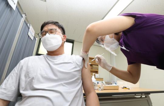 대전 지역 한 병원에서 의료진이 백신을 접종하고 있다. 사진=대전일보 DB