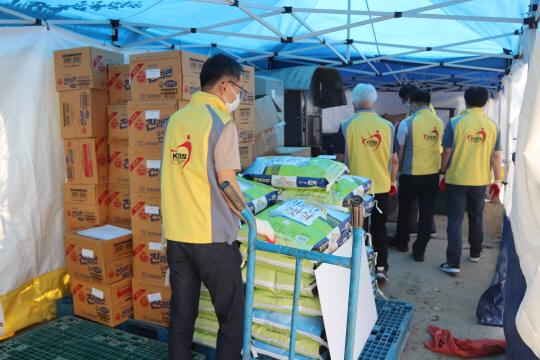 KINS 직원들이 침수 피해를 입은 수재민들을 돕기 위해 후원물품을 옮기고 있다. 사진=한국원자력안전기술원 제공
