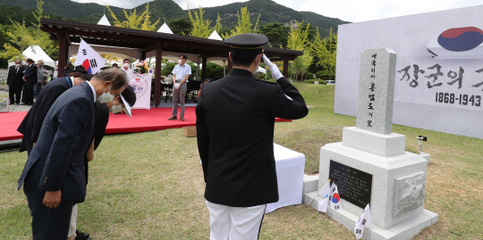 홍범도 장군의 유해 안장식이 열린 18일 국립대전현충원 독립유공자 3묘역을 찾은 시민들이 장군의 묘 앞에서 헌화 후 묵념하고 있다. 신호철 기자
