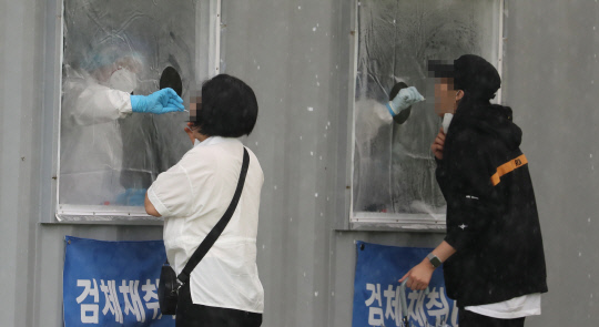 25일 대전시청 광장에 마련된 임시선별검사소를 찾은 시민들이 코로나19 검사를 받고 있다. 신호철 기자
