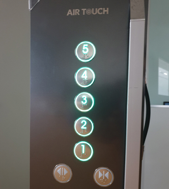 이번에 설치되는 위치 인식 버튼 엘리베이터
