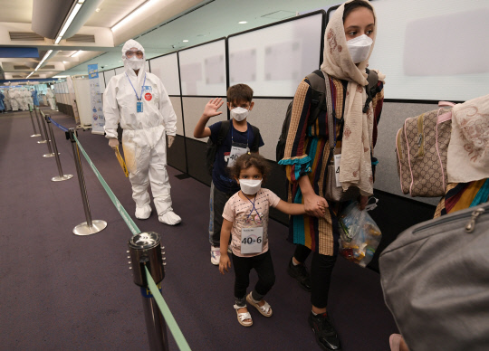 아프가니스탄에서 한국 정부 활동을 지원해온 아프간 현지인 직원 및 배우자 ,미성년 자녀, 부모 등 378여 명이 26일 오후 인천 국제공항 통해 입국하고 있다. 사진공동취재단
