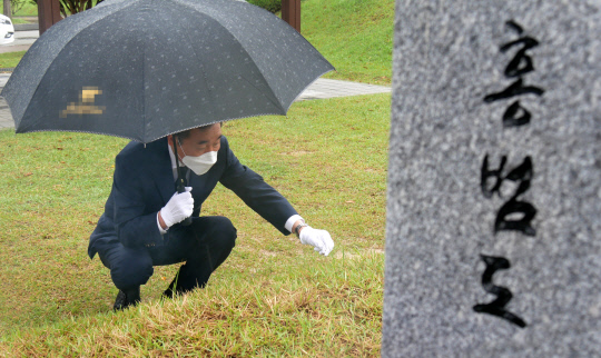 여권의 대선 후보인 이낙연 후보가 27일 국립대전현충원을 방문, 홍범도 장군 묘역을 둘러보고 있다. 사진=윤종운 기자
