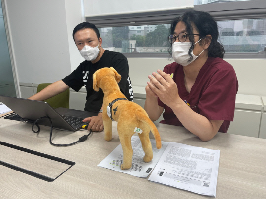 젠트리(주) 장현호 대표(오른쪽)가 반려동물용 웨어러블 심박수측정 디바이스 `두리틀`에 대해 설명하고 있다. 사진=박하늘 기자

