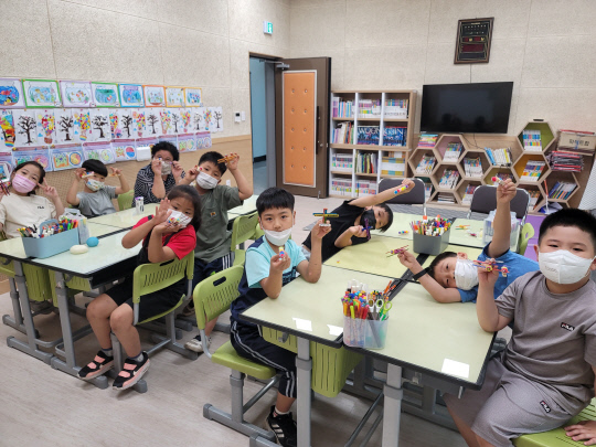 은산꿈동산마을학교에서 운영하는 프로그램에 참여하는 아이들 모습.
사진=충남도교육청 제공
