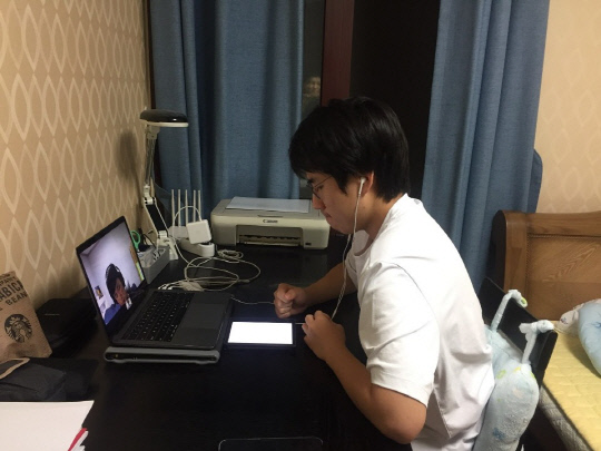 대전지체장애인협회가 운영하는 장학사업 `DASI START`에 참여하는 학생이 온라인 멘토링을 받고 있다. 사진=대전지체장애인협회 제공
