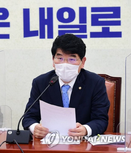 더불어민주당 박완주 정책위의장이 국회에서 열린 원내대책회의에서 발언하고 있다.
