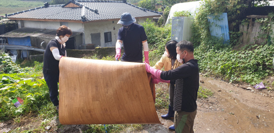 지난 10일 단양군청 공무원들이 집중호우로 주택침수 피해를 입은 가정을 방문해 복구 작업에 구슬땀을 흘렸다. 사진=단양군 제공.
