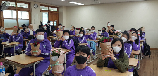 대전은어송중 학생들은 지난 3월 학교 텃밭을 활용해 카네이션을 직접 가꾸고 직접 제작한 화분에 담아 어버이날 이벤트 활동을 전개했다. 사진=대전시교육청 제공
