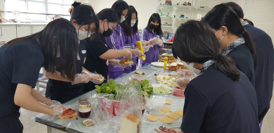 대전은어송중 학생들은 학교 텃밭에서 직접 작물을 기르고 수확한 작물로 함께 건강 샌드위치를 만드는 시간을 가졌다. 사진=대전시교육청 제공
