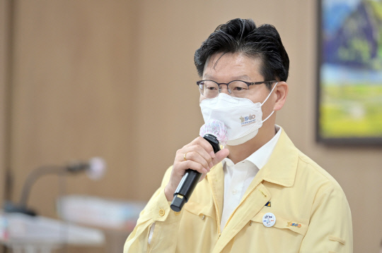 김정섭 시장이 코로나 상생 국민지원금을 모든 공주시민에게 지급하기 위한 준비를 하고 있다고 밝혔다. 사진=공주시 제공 
