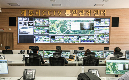 CCTV 통합관제센터 모니터링 모습= 계룡시 제공
