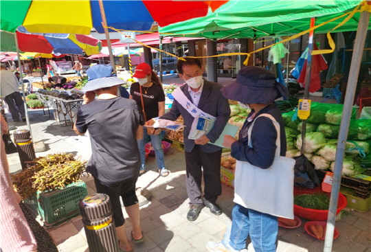한국농어촌공사 당진지사는 지난 15일 당진 재래시장에서 대목 장을 찾은 농업인에게 농지은행사업을 홍보했다. 사진 = 당진지사 제공
