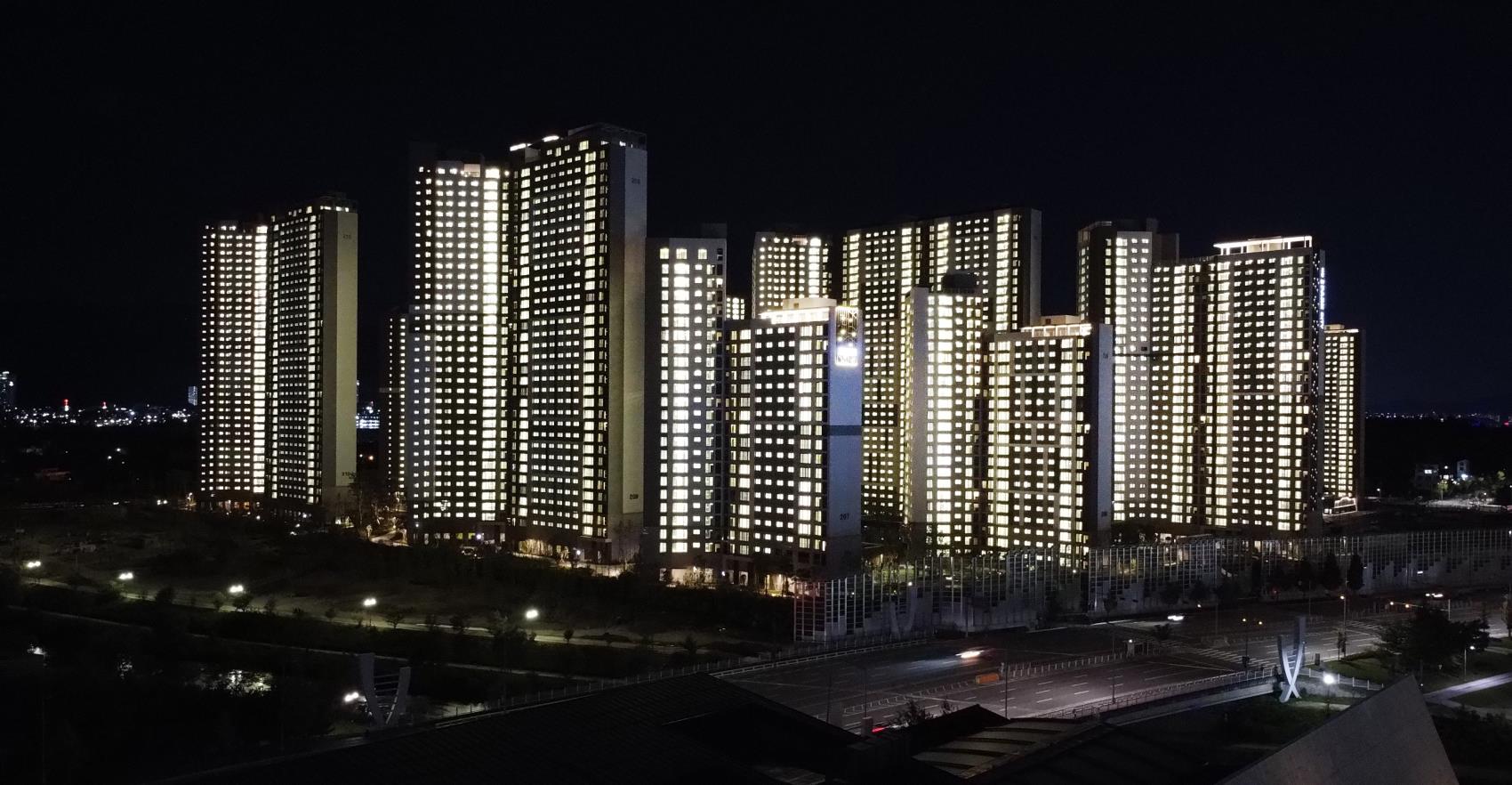 15일 오후 현대산업개발은 오는 11월 입주를 시작하는 대전시 유성구 `대전아이파크시티` 아파트의 야간 점등식을 진행했다. 윤종운 기자
