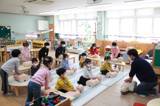 대전삼천초 병설유치원 원생들이 심폐소생술 교육을 받는 모습. 사진=대전시교육청 제공
