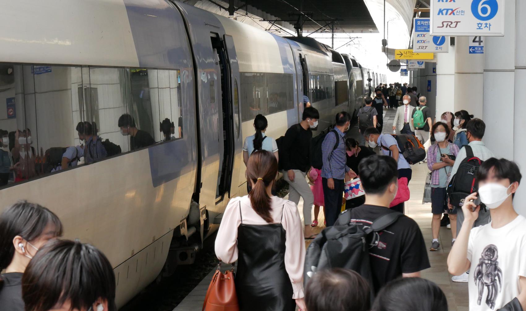 추석 연휴 마지막 날인 22일 오전 대전역이 KTX 열차에서 내린 승객과 탑승하려는 시민들로 붐비고 있다. 윤종운 기자
