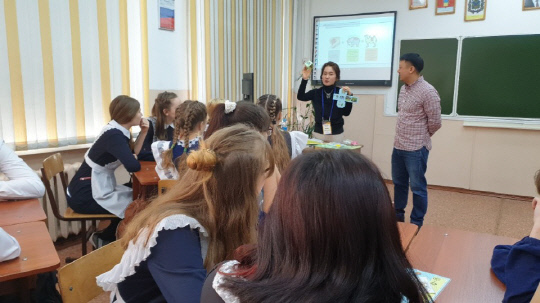 이경아 대전삼천중 교사가 러시아 블라디보스토크에서 학생과 교사를 대상으로 `우리나라의 자연환경과 문화의 특징`을 주제로 수업 시연을 하는 모습. 사진=대전시교육청 제공

