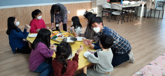 충남 청양군 장평초 인근에 모퉁이돌 마을학교가 개교한 가운데 아이들이 선생님들과 함께 요리하기 수업에 참여하고 있다.사진=충남교육청 제공  
