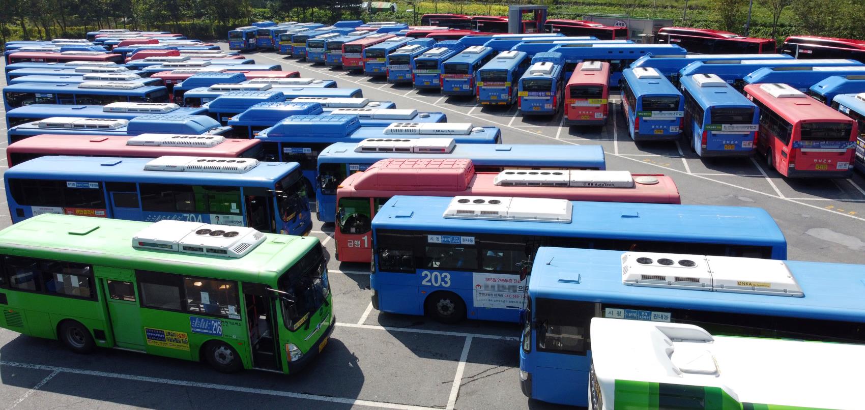 14년만에 대전지역버스노동조합이 파업에 돌입한 30일 오전 대전 유성구에 위치한 차고지에 시내버스가 멈춰 선 채 빼곡히 주차되어 있다. 윤종운 기자

