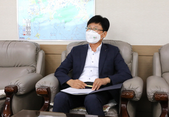 5일 대전시교육청에서 정례브리핑이 열린 가운데 오광열 기획국장이 대전행복교육지원비 지급 방안에 대해 설명하고 있다. 사진=대전시교육청 제공
