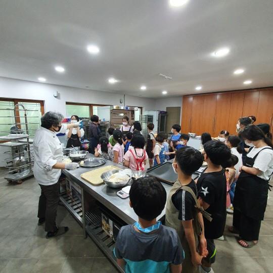 남양행복나눔학교마을 학교 학생들이 방과후 학교 수업으로 요리만들기 수업을 진행하고 있다. 사진=충남교육청 제공
