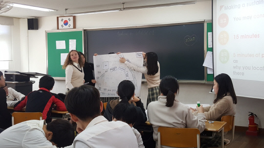 대전복수고는 한국 학교체험을 하러 오는 외국 학생들을 초대해 한학기 또는 1년 동안 수업을 듣고 활동할 수 있는 시간을 마련하고 있다. 사진은 영어 수업에서 벨기에 학생과 지속가능한 도시계획을 발표하는 모습. 사진=대전시교육청 제공
