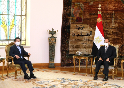 이집트를 공식 방문 중인 박병석 국회의장이 10일(현지시간) 카이로 대통령궁에서 압델 파타 엘시시 이집트 대통령을 면담하고 있다. [사진=국회의장실 제공]
