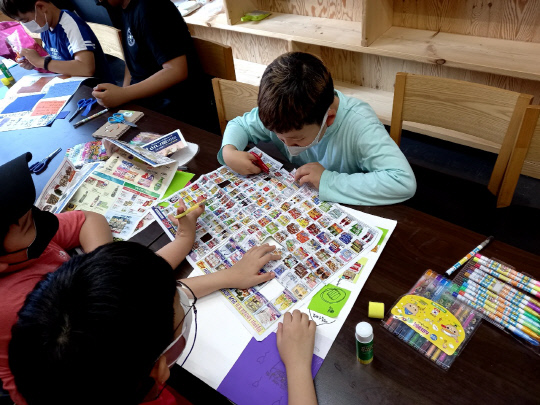 내포마을학교 학생들이 마을활동가와 함께 책놀이를 통해 지식을 늘려나가고 있다. 사진=충남교육청 제공
