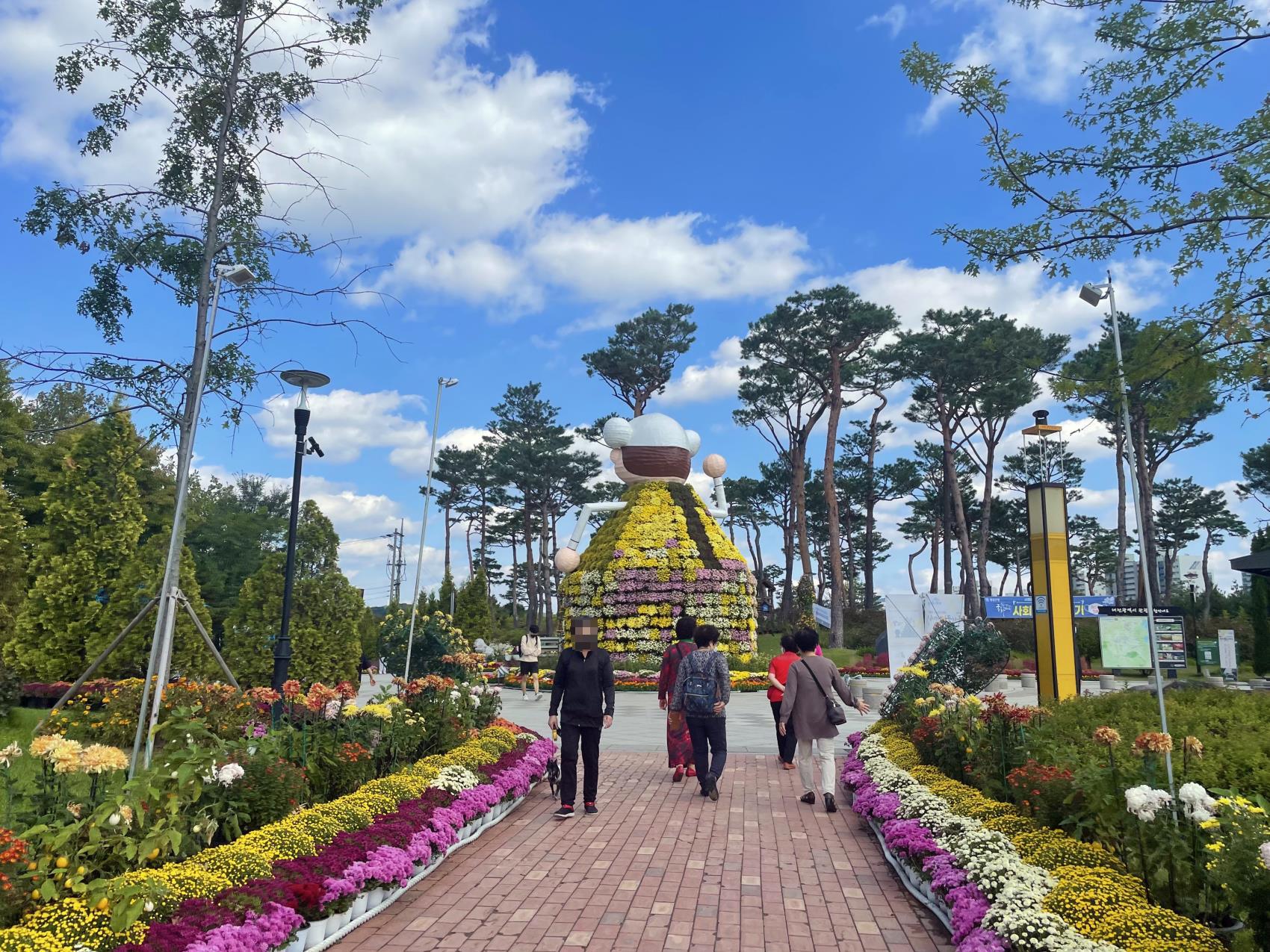 제12회 유성국화전시회가 열리고 있는 대전 유림공원에서 14일 관람객들이 공원을 거닐고 있다. 국화전시회는 이달 24일까지 진행된다.  사진=조남형 기자