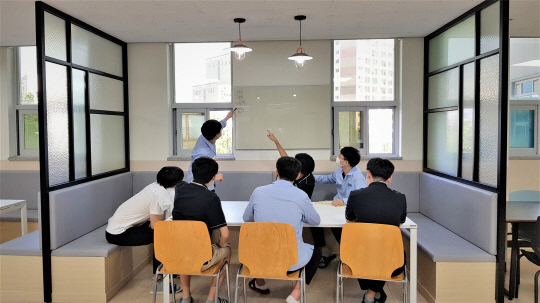 대전시교육청은 오는 2025년 고교학점제 전면 시행을 대비해 일부 공간 재구조화 사업을 추진하고 있다. 사진은 대전고 3층에 마련된 홈베이스 `休마루` 모습. 사진=대전시교육청 제공
