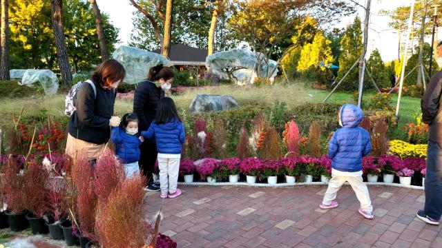 17년 만에 10월 한파가 찾아온 17일 대전 유성구 봉명동 유림공원에서 가족 단위 방문객들이 두터운 겨울옷을 입고 주말 나들이를 즐기고 있다. 이날 대전 지역의 최저기온은 0도 안팎으로 떨어졌다. 정민지 기자
