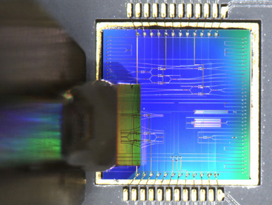ETRI가 개발한 단일광자 생성 및 양자 게이트 회로가 단일 칩으로 구성된 패키지. NST 제공
