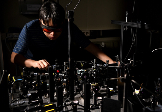 KRISS 양자기술연구소 이상민 책임연구원이 양자 상태를 평가하는 실험을 진행하는 모습. NST 제공
