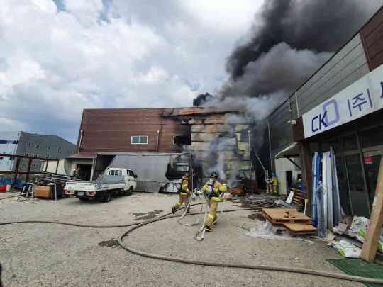 지난 7월 31일 오후 3시 31분 께 천안 직산읍 중문 제작 공장에서 소방대원들이 화재를 진압하고 있다. 사진=천안서북소방서 제공
