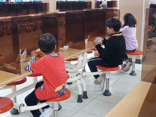 전국적으로 교육공무직 파업이 실시된 20일 오전 11시 30분 대전 서구 한 초등학교에서 학생들이 급식 대체식인 빵과 주스를 먹고 있다. 사진=조은솔 기자
