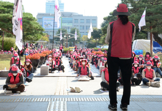 전국적으로 교육공무직 파업이 실시된 20일 오후 대전시교육청 앞에서 학교비정규직연대회의 조합원들이 집회를 벌이고 있다. 사진=조은솔 기자
