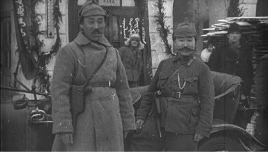 기념촬영 중인 홍범도 장군(왼쪽). 사진=독립기념관 제공
