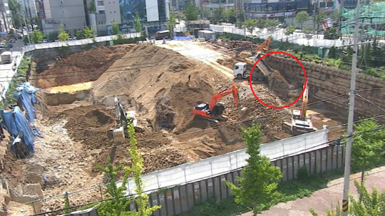 지난해 8월 29일 건물 유치권자 A씨의 CCTV에 잡힌 두정동 건물해체 공사 현장 모습. 제보자는 현장 한켠에서 덤프트럭이 철근 더미 위로 흙을 쏟아내고 있다고 주장했다. 사진=제보자 제공
