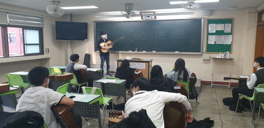 대전생활과학고는 학생들의 금연 의식을 높이기 위해 다양한 프로그램을 진행하고 있다. 사진은 기타 강사를 초청해 학생들이 기타를 배우는 모습. 사진=대전시교육청 제공

