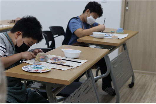 달기물마을학교 학생들이 같은반 학생들과 그림그리기를 하고 있다. 사진=충남교육청 제공
