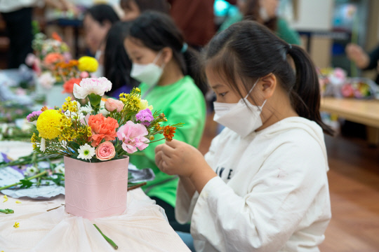 신양놀이문화 마을학교 학생들이 정서 프로그램 일환인 꽃꽃이 프로그램을 진행하고 있다. 사진=충남교육청 제공
