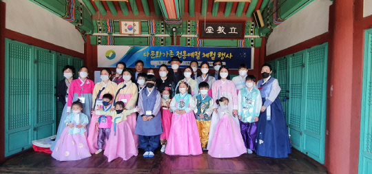 한국다문화연구원이 지난 23일 진행한 전통예절 체험행사에 참여한 이민자들이 행사 후 기념촬영을 하고 있다. 사진=한국다문화연구원 제공

