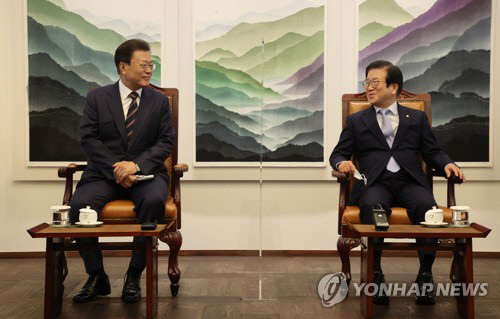 문재인 대통령이 25일 국회에서 예산안 시정연설에 앞서 접견실에서 박병석 국회의장과 환담하고 있다.
