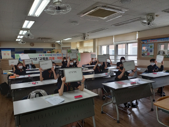 지난 5월 14일 `2021 학교로 찾아가는 진로·직업 체험의 날` 행사에서 대전남선중 학생들이 골든벨 퀴즈에 참여하고 있다. 사진=대전시교육청 제공
